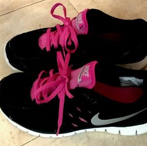 Black & Raspberry NIKE FLEX RUN
